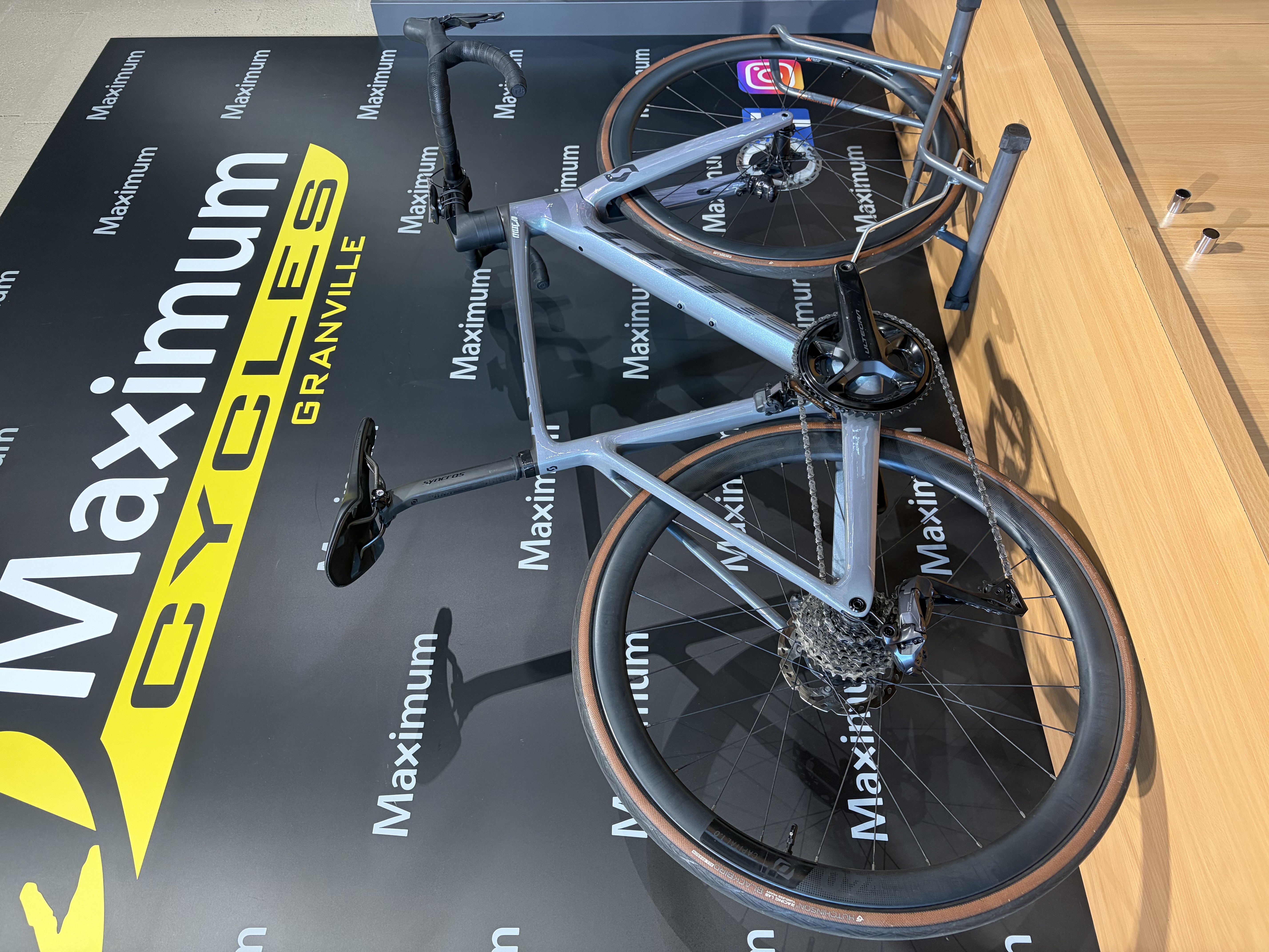 Vélo route électrique Maximum Cycles Scott